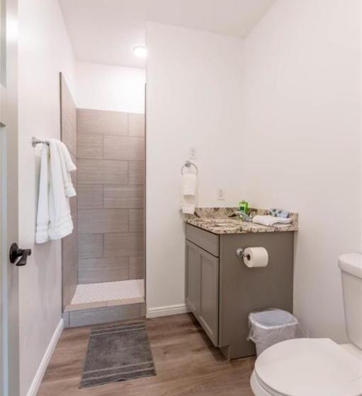 غرفة قياسية ثلاثية, Hurricane Hideaway Lodging