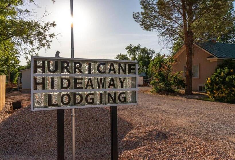 غرفة قياسية ثلاثية, Hurricane Hideaway Lodging