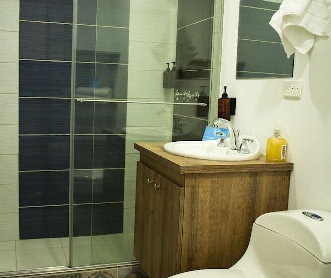 חדר דלוקס, Inversiones El Reloj Sas