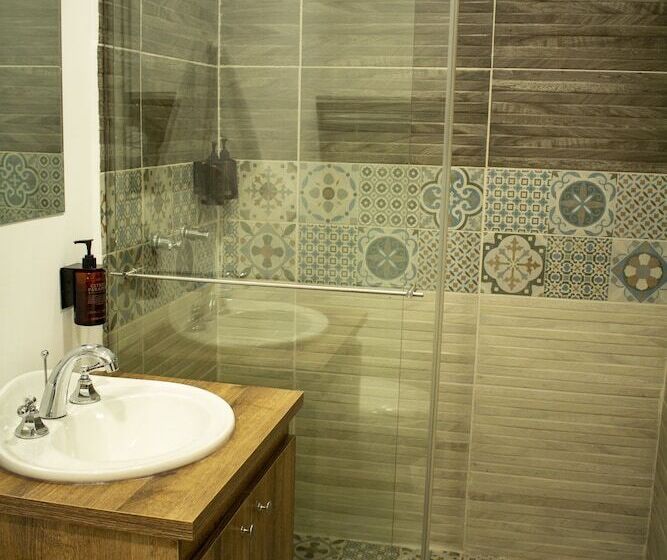 חדר דלוקס, Inversiones El Reloj Sas