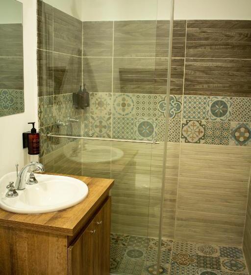 חדר דלוקס, Inversiones El Reloj Sas