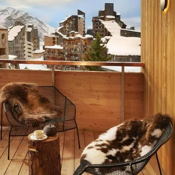 سوئیت جونیور با چشم‌انداز کوهستان, Hôtel Mil8