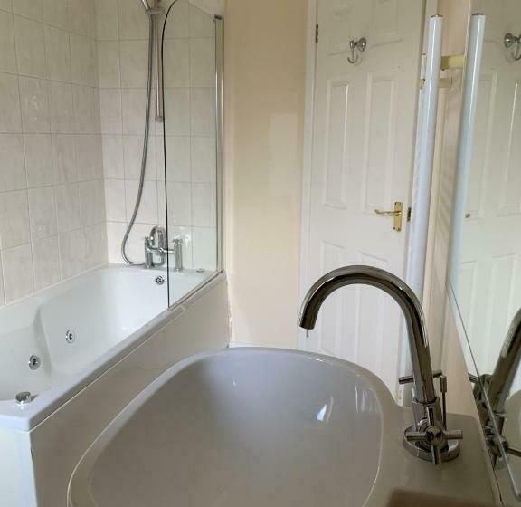 غرفة عائلية, The Grange