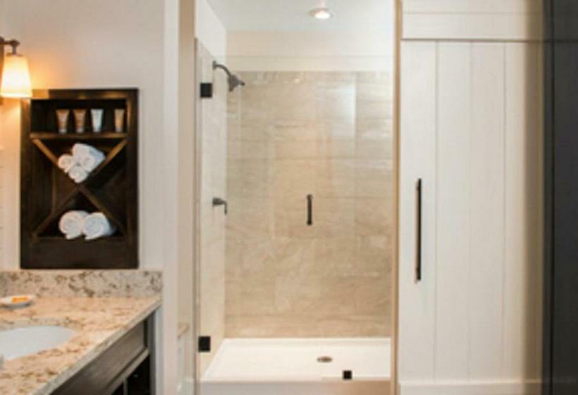 스탠다드 룸 더블 침대 2개, Village Hotel On Biltmore Estate