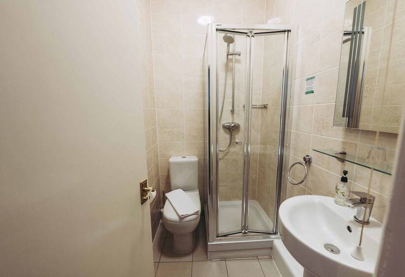 غرفة عائلية, The Grange