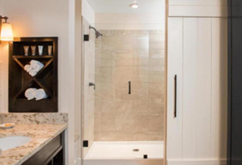 스탠다드 룸 킹사이즈 침대, Village Hotel On Biltmore Estate