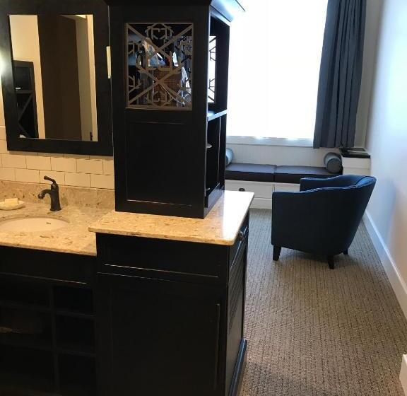 스탠다드 룸 킹사이즈 침대, Village Hotel On Biltmore Estate