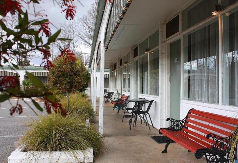 חדר משפחתי, Hi Way Motor Inn