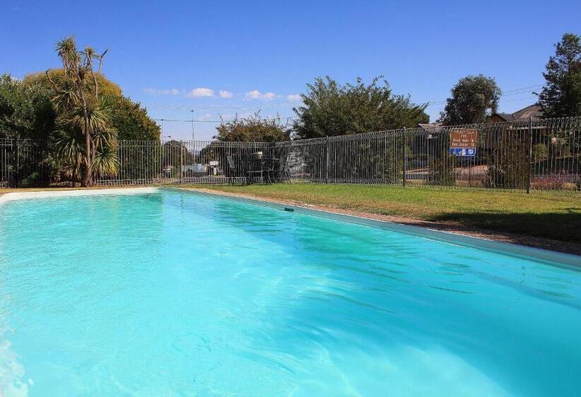 חדר משפחתי, Hi Way Motor Inn