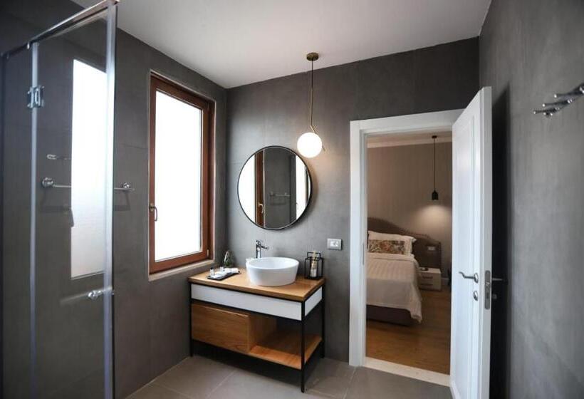 اتاق لوکس سه تخته, Boutique Hotel Whisky