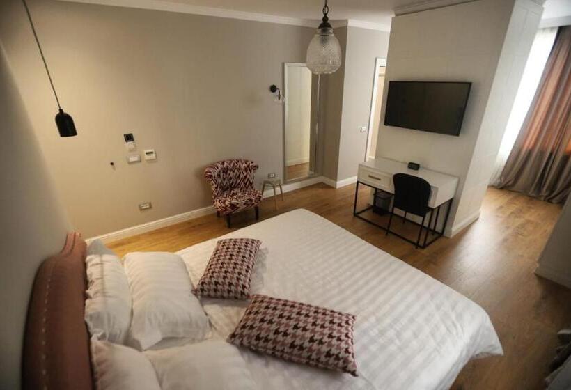 اتاق لوکس سه تخته, Boutique Hotel Whisky