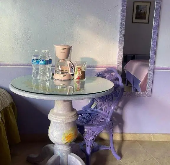اتاق اکونومی, Casa Morada