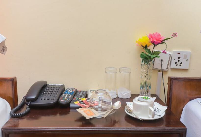 اتاق لوکس, Four Eyes