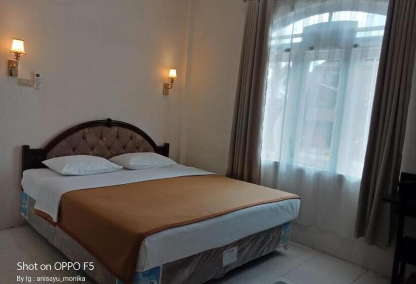 اتاق سوپریور, Monika