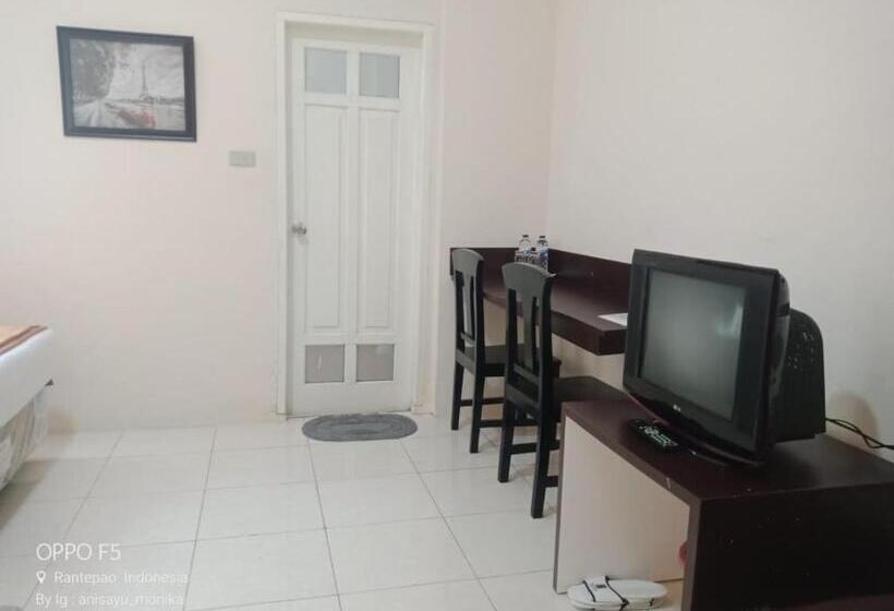 اتاق لوکس, Monika