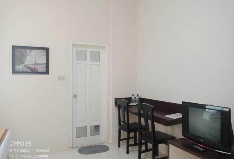 اتاق لوکس, Monika