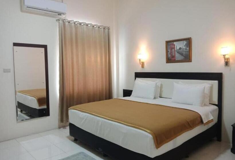 اتاق لوکس, Monika