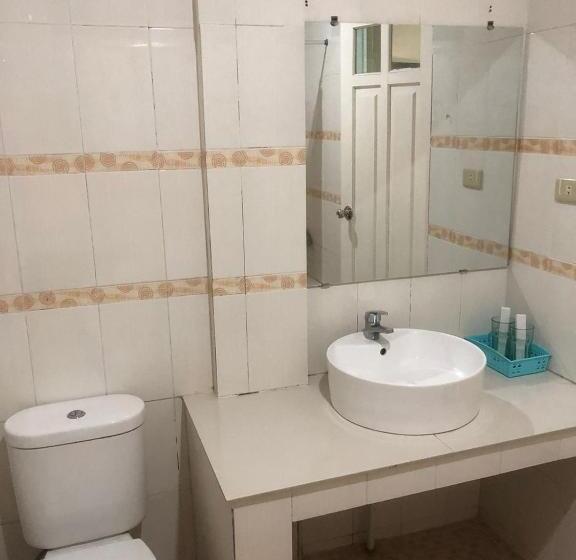 اتاق لوکس, Monika