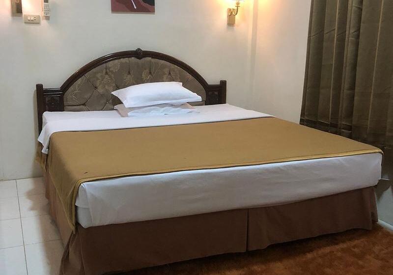 اتاق سوپریور, Monika