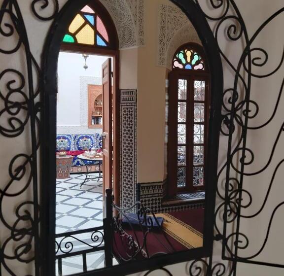 اتاق استاندارد سه نفره, Dar Hayati