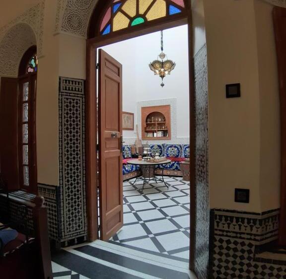 اتاق استاندارد سه نفره, Dar Hayati