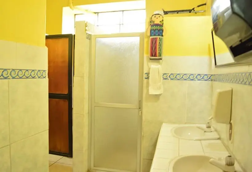 اتاق استاندارد چهارنفره با سرویس بهداشتی مشترک, Casa Dona Mercedes