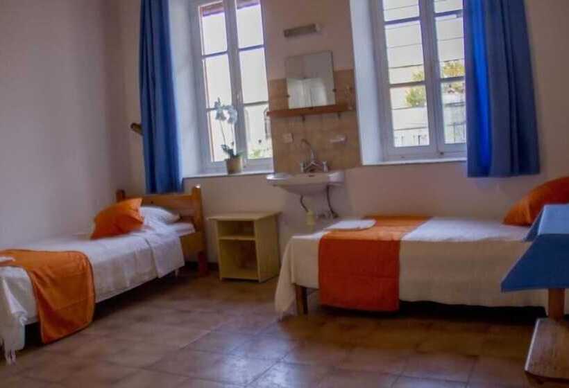 اتاق استاندارد سه تخته با سرویس بهداشتی مشترک, Medieval Rose Guest House