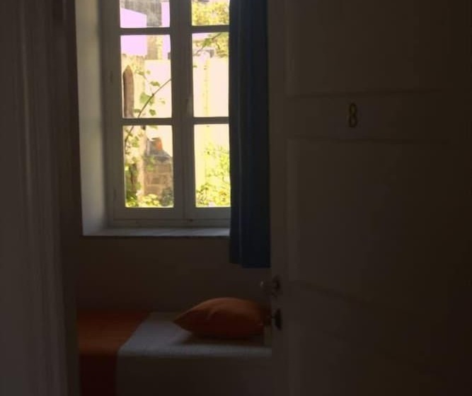 اتاق استاندارد سه تخته با سرویس بهداشتی مشترک, Medieval Rose Guest House