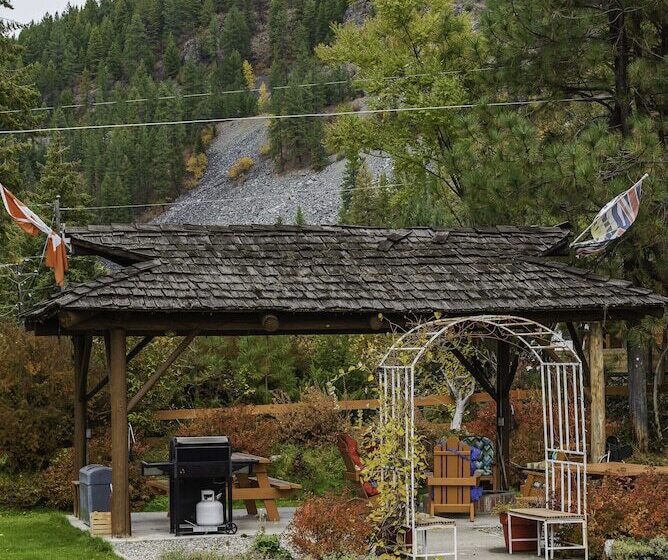 غرفة عائلية, Lakeview Motel