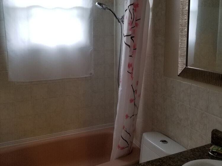 غرفة عائلية, Lakeview Motel