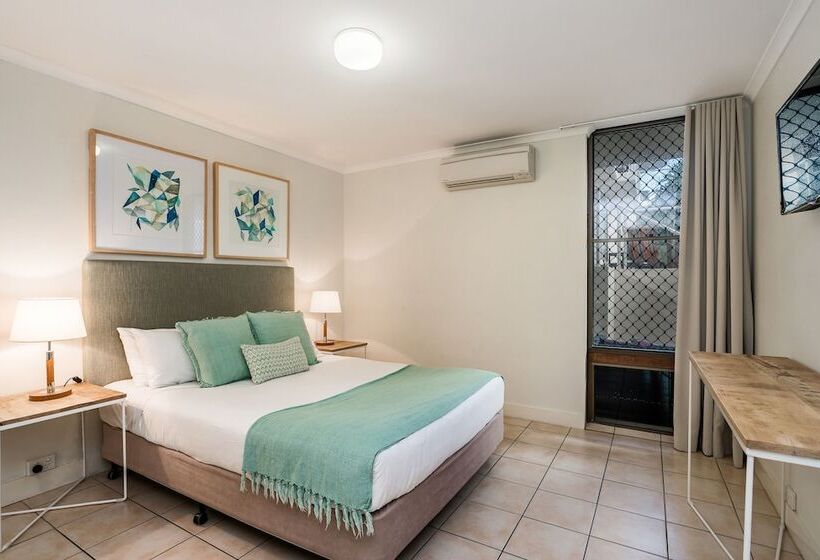 شقة غرفتين, Bayview Beachfront Apartments, In Town Right On The Beach