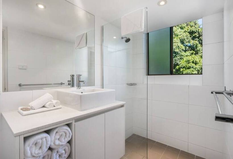 شقة غرفتين, Bayview Beachfront Apartments, In Town Right On The Beach