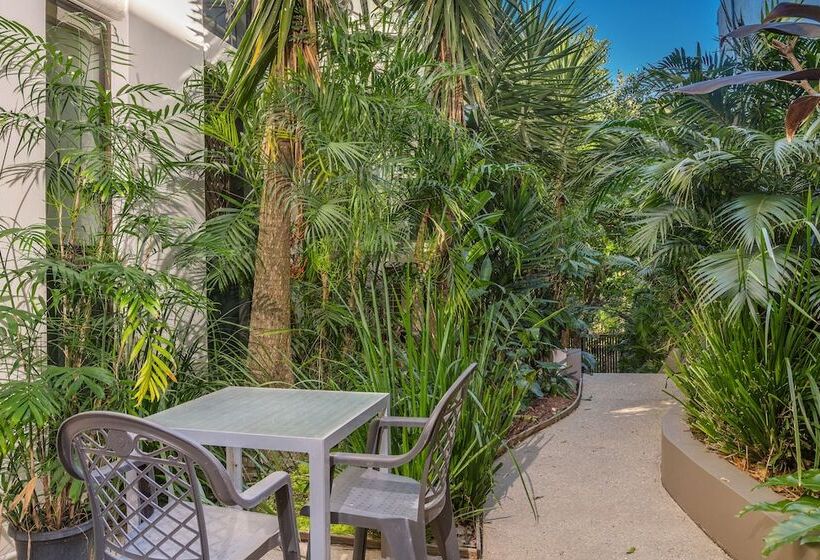 شقة إقتصادية غرفتين نوم, Bayview Beachfront Apartments, In Town Right On The Beach