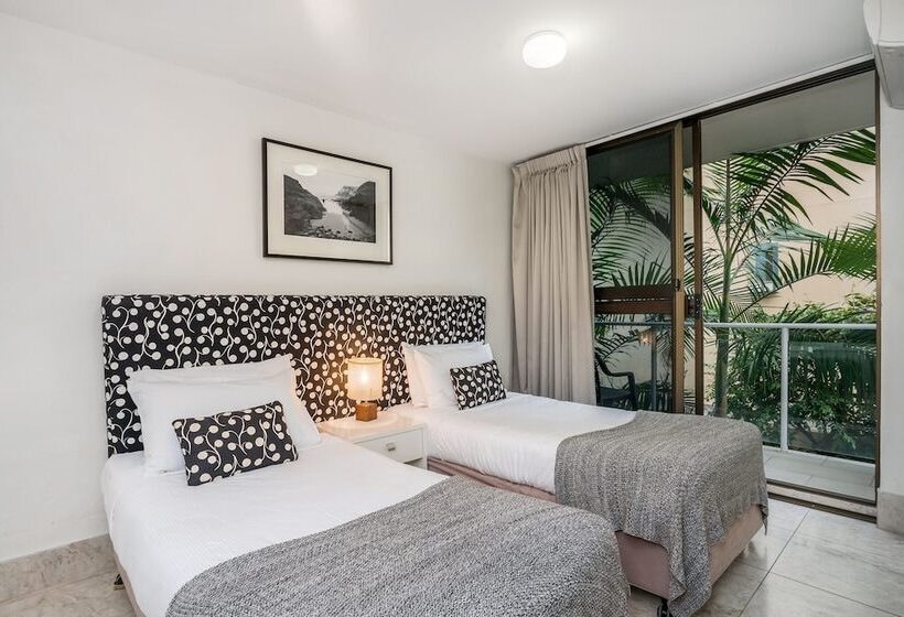 شقة سوبيريور غرفتين, Bayview Beachfront Apartments, In Town Right On The Beach