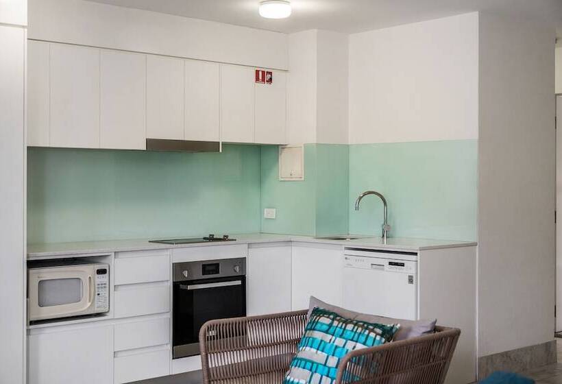 شقة سوبيريور غرفتين, Bayview Beachfront Apartments, In Town Right On The Beach