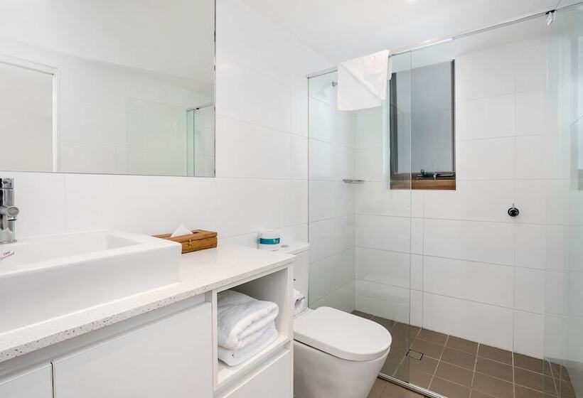 شقة سوبيريور غرفتين, Bayview Beachfront Apartments, In Town Right On The Beach