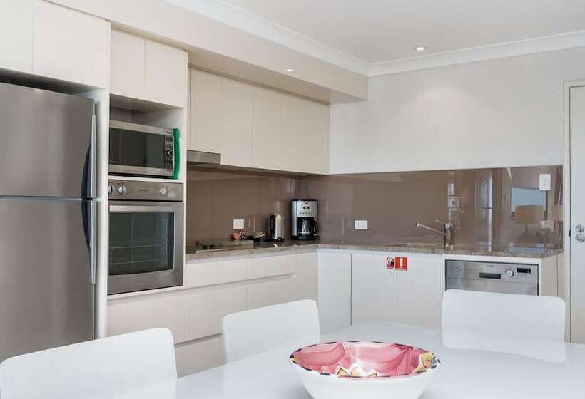 شقة دور أخير غرفتين نوم, Bayview Beachfront Apartments, In Town Right On The Beach