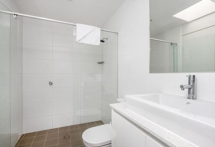 ペントハウス２ベッドルームアパート, Bayview Beachfront Apartments, In Town Right On The Beach