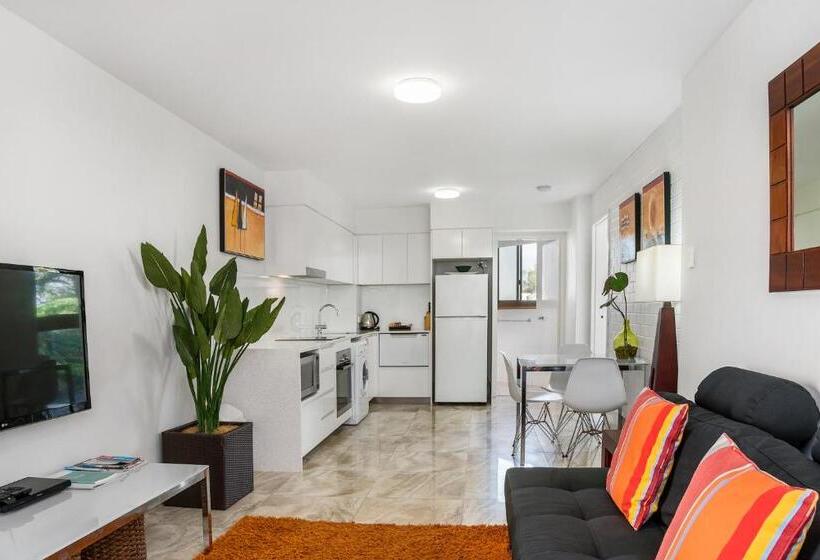 شقة غرفة واحدة, Bayview Beachfront Apartments, In Town Right On The Beach