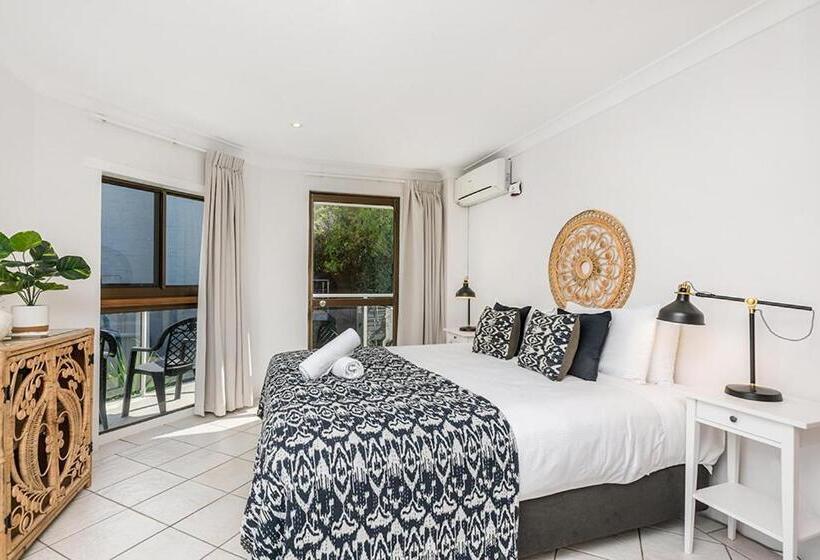 شقة غرفة واحدة, Bayview Beachfront Apartments, In Town Right On The Beach