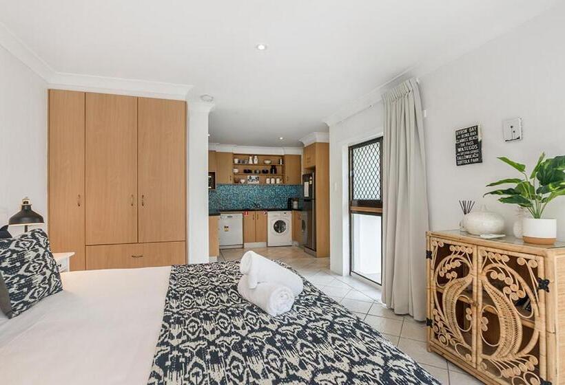 شقة غرفة واحدة, Bayview Beachfront Apartments, In Town Right On The Beach