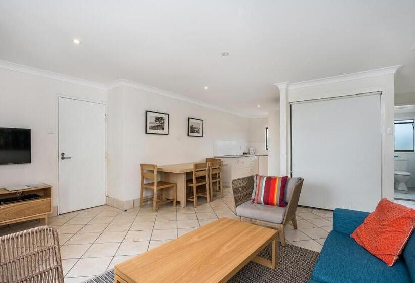 شقة غرفتين, Bayview Beachfront Apartments, In Town Right On The Beach