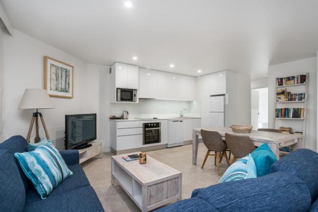 ２ベッドルームのスーペリアアパートメント, Bayview Beachfront Apartments, In Town Right On The Beach