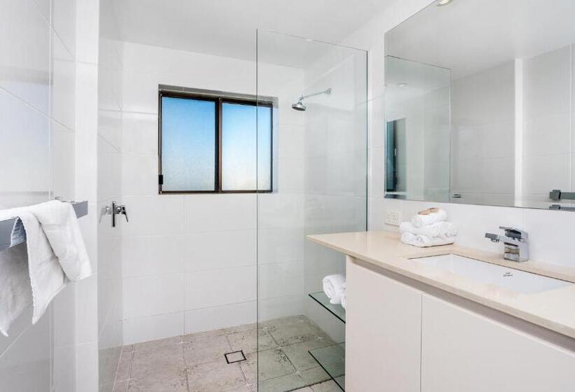 شقة ديلوكس غرفتين نوم مطلة على البحر, Bayview Beachfront Apartments, In Town Right On The Beach