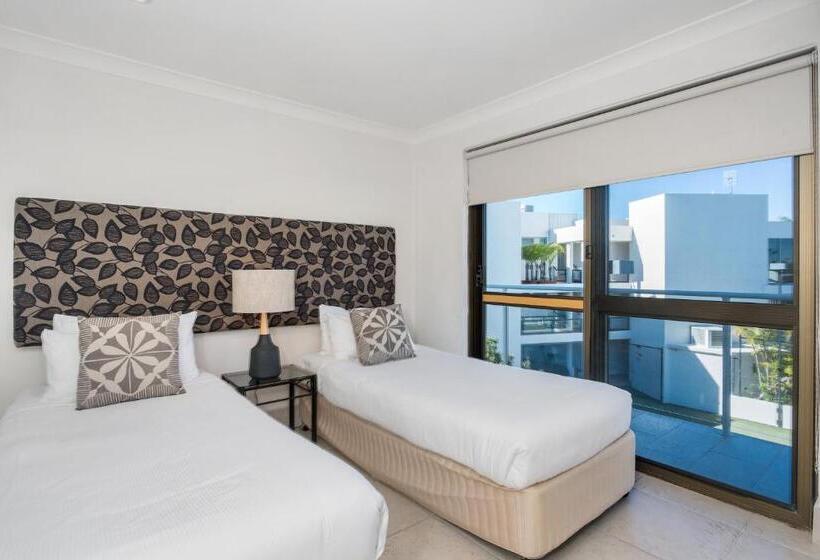 オーシャンビューの２ベッドルームデラックスアパート, Bayview Beachfront Apartments, In Town Right On The Beach