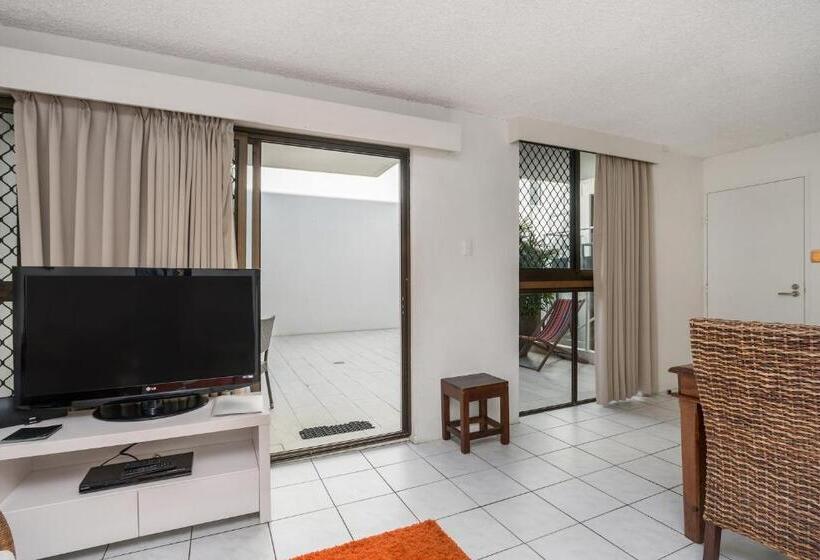 شقة إقتصادية غرفتين نوم, Bayview Beachfront Apartments, In Town Right On The Beach