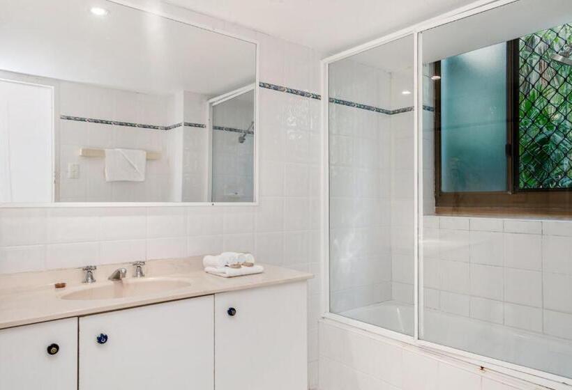 شقة إقتصادية غرفتين نوم, Bayview Beachfront Apartments, In Town Right On The Beach