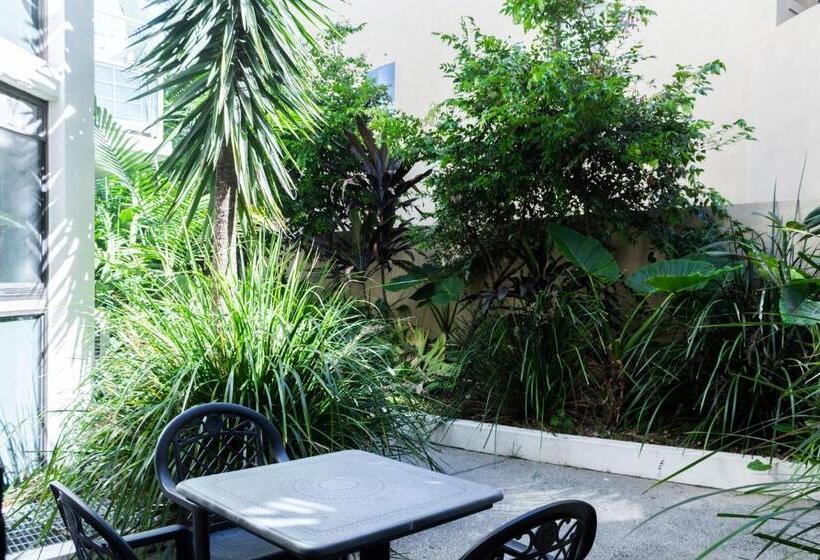 شقة إقتصادية غرفتين نوم, Bayview Beachfront Apartments, In Town Right On The Beach