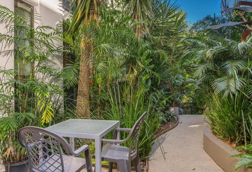 شقة إقتصادية غرفتين نوم, Bayview Beachfront Apartments, In Town Right On The Beach