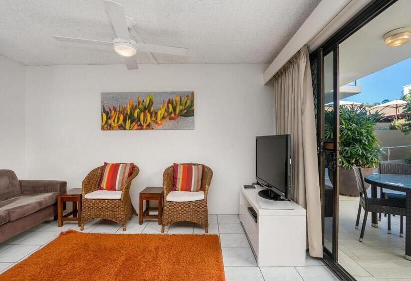 شقة إقتصادية غرفتين نوم, Bayview Beachfront Apartments, In Town Right On The Beach